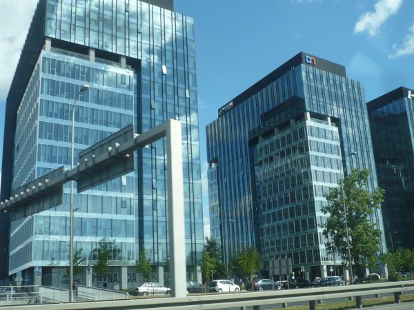 Nowoczesna  architektura z okna  samochodu