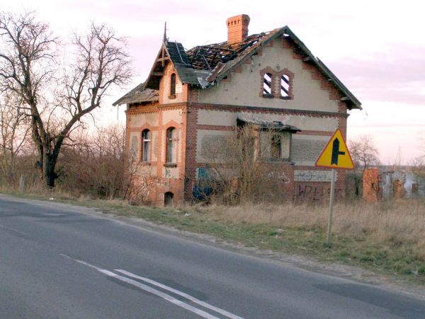 Głogów PKP-były budynek mieszkalny i dyżurka druznika przy wyjeździe z miasta w kierunku Leszna