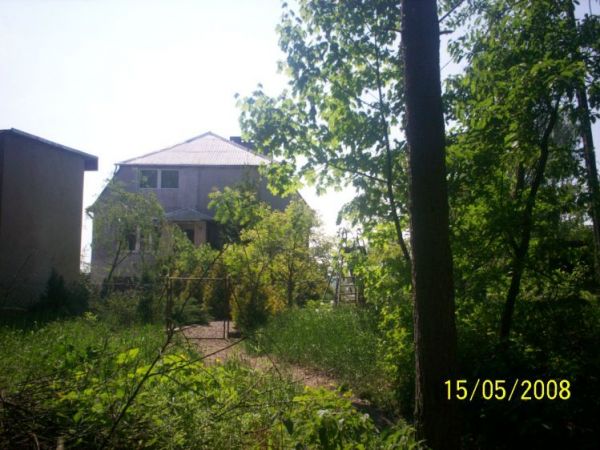 Dom przy ul. Kwiatowej -schowany wśród drzew.