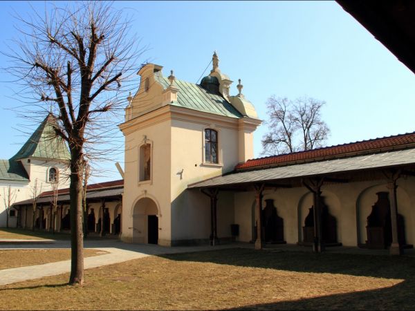 Bazylika Zwiastowania NMP w Leżajsku – wzniesiona w miejscu, gdzie według tradycji ukazała się w 1590 roku Tomaszowi Michałce Matka Boska. Sprawują nad nią opie