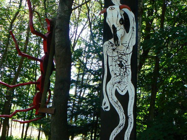 Prace miejscowego artysty.