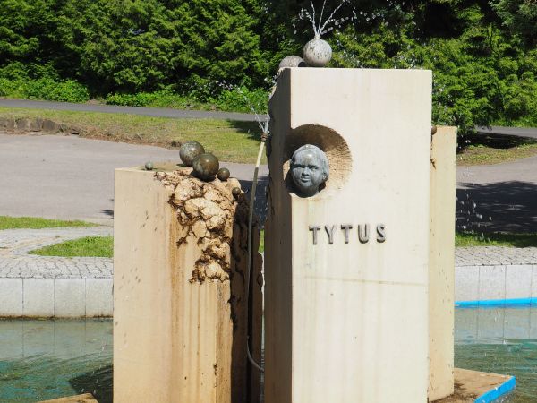 pomnik źródeł : "Klaudia", "Tytus" i "Celestyna" - odkryte w 1876r. i od tego czasu datuje się początek działalności uzdrowiska, przy innych zdjęciach w opisach