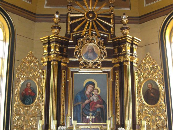 wewnątrz świątyni - ołtarz główny, w 1971 roku wstawiony został ołtarz soborowy. Ikonostas usunięto w 1964 roku.