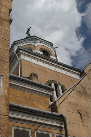 Murowana cerkiew grecko-katolicka,  poświęcona w roku 1912 ,  pod wezwaniem św. Michała Archanioła. Monumentalna budowla w typie bizantyjskim (ukraińskim), na r