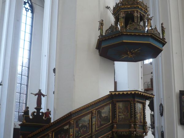 Ambona pochodzi z kościoła św.Jana z lat 1616/17 z drewna dębowego ,polichromia i obrazy Izaaka van den Blocke .