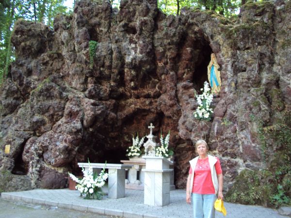 ołtarz polowy - ubogacenie / uposażenie groty z figurą Matki Boskiej z Lourdes. W Lourdes we Francji objawienia miały miejsce w 1858r. i tam woda ze źródła ma u