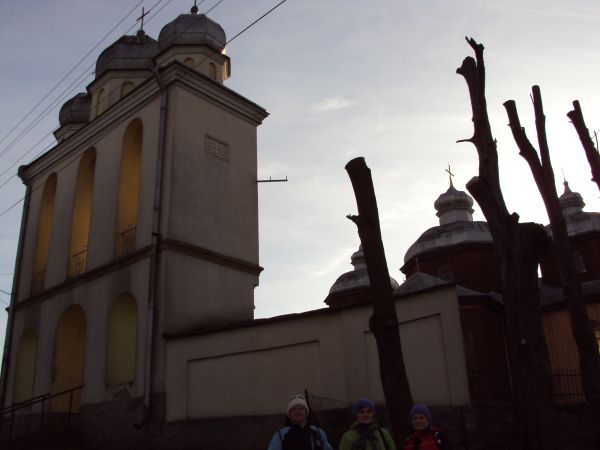 w cieniu - dosłownie - dzwonnicy, z bramą od strony drogi na cmentarz.
