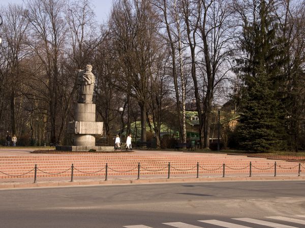 Nowy Sącz. Planty , pomnik Adama Mickiewicza