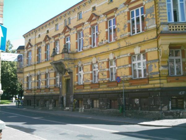 Zabytkowa kamienica ul. Armii Krajowej 7.
Wpisana do rejestru Woj. Konserwatora Zabytków 20.05.1988r.
Nr.rej.1229.Przypuszczam że farba którą był malowany też