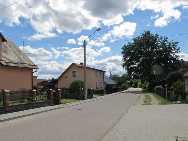 Ulica Kościelna w stronę centrum wsi