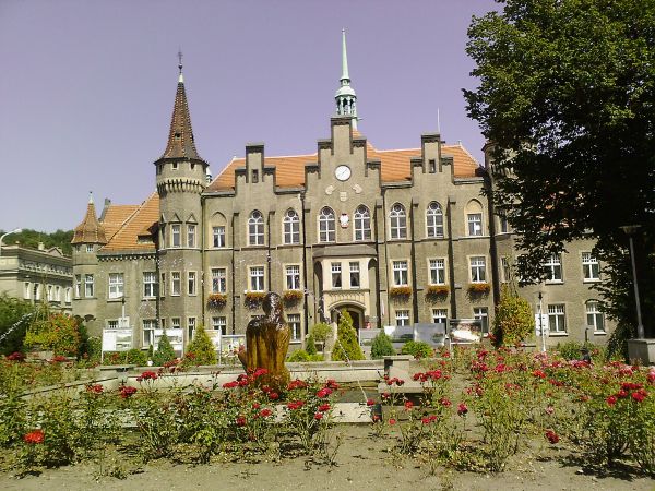 Wałbrzych. Fontanna. Ratusz miejski.