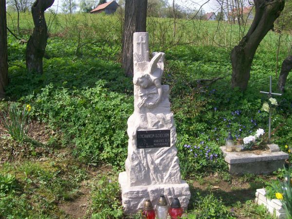 Figurka na cmentarzu dłuta Bronisława Wantucha