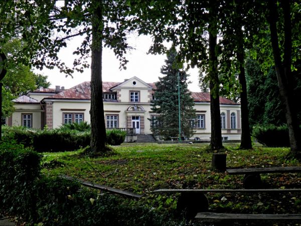 Dwór Szlachecki z końca XIX wieku otoczony parkiem krajobrazowym i stawem. Do 1945 roku należał do rodziny hrabiów Łastowieckich.