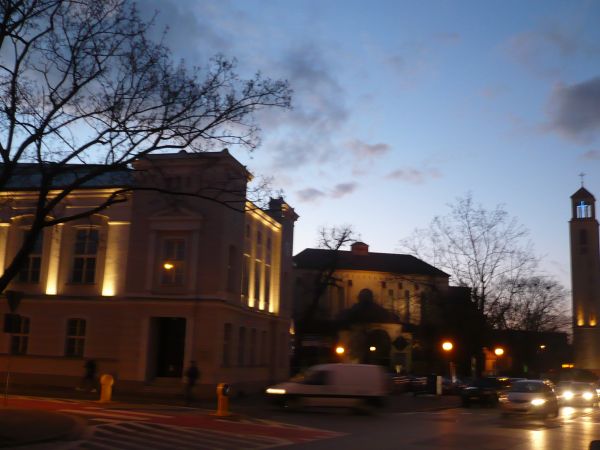 ulica Raszkowska na pierwszym planie odnowiona biblioteka,w głębi kościół p.w św Antoniego zdjęcie zrobiono w lutym ok 18:00
