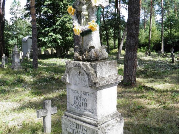 Zabytkowy cmentarz grecko-katolicki w Gorajcu . Na cmentarzu znajduje się kaplica grobowa  rodziny  Brunickich  , właścicieli okolicznych ziem.  Znajduje się na