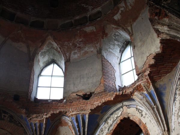 ogrom zniszczeń - przeraża, tu rabowano doszczętnie, plądrowano, podpalano.