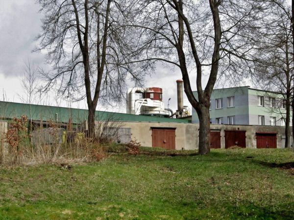 Widok z placu zabaw na fragment zakładu płyt pilśniowych "Steico"