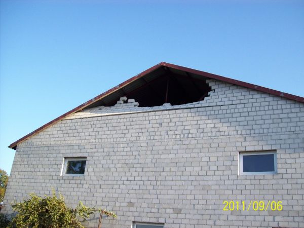 Wiatr próbował rozebrać nową wiatę.