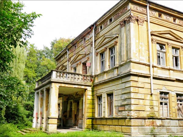 Zespół pałacowy Kellermanów z II połowy XIX wieku wraz z parkiem krajobrazowym. Zepół pałacowy szuka nawego właściciela.