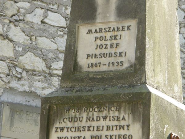 Obelisk ku czci Marszałka J.Piłsudskiego pod murem klasztornym oo Franciszkanów - Reformatów