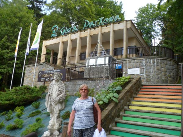 przed stacją dolną kolei linowo-terenowej na Górę Parkową.