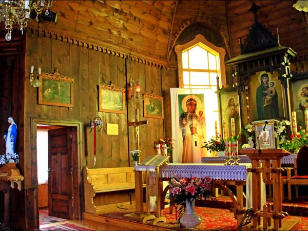 Drewniany kościół parafialny p.w. Matki Boskiej Śnieżnej , zbudowany w 1919 roku wg. projektu inż.arch. Kazimierza Osińskiego.