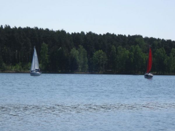 Piękne żaglówki na zalewie