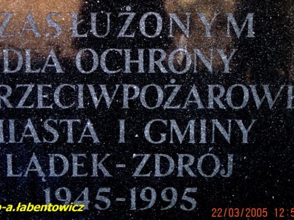 NAPIS  NA  OBELISKU  KOŁO  STRAŻACKIEJ  REMIZY