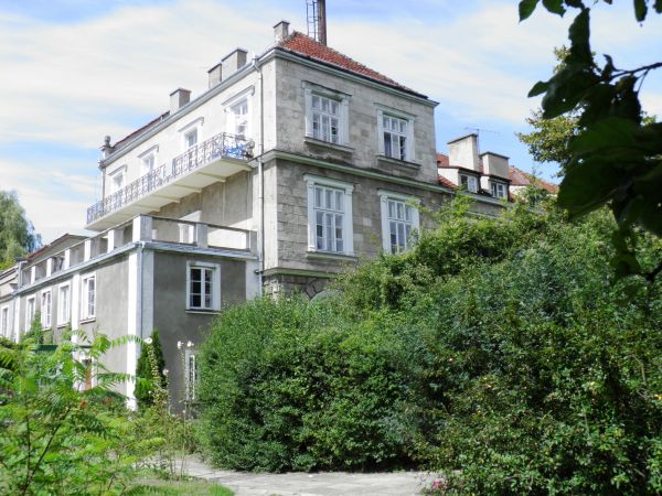 Pałac Ponińskich powstał w miejscu starego dworu Telefusów z XVII w. Kolejni właściciele zmieniali przez wieki jego wygląd; obecną formę otrzymał podczas grunto