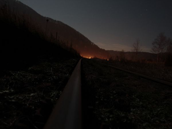 Unisław Śląski nocą. Dawna Stacja tory kolejowe w kierunku Mieroszowa