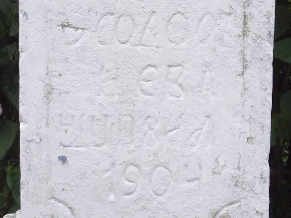 na postumencie kamiennym, pobielonym - kapliczki przydrożnej w przysiółku Wola Jaworowa - kapliczka przeniesiona ze względu na modernizację drogi i pobocza.