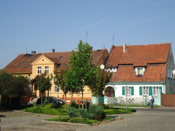 Domy (od lewej nr 6 daw. Pastorówka i nr 5 daw. Dom Organisty)