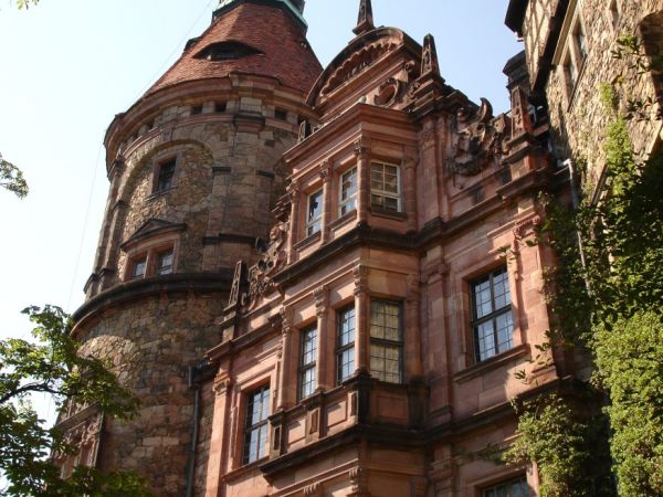 Zamek Książ - wybudowany w latach 1288-1292 przez księcia świdnicko-jaworskiego Bolka I Surowego . Od 1509 r. jako zastaw, a od 1605 r. wykupiony i wlasnosc dzi