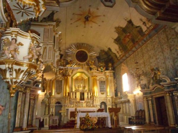 nawa główna - n/z po lewej ambona z XVIIIw. z bogatą dekoracją figuralną i ornamentalną - i co ciekawe, niespotykane - jest połączona schodami z dużą ławą kolat