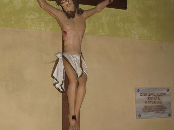 krucyfiks ludowy z XIX wieku, w kruchcie kościoła.