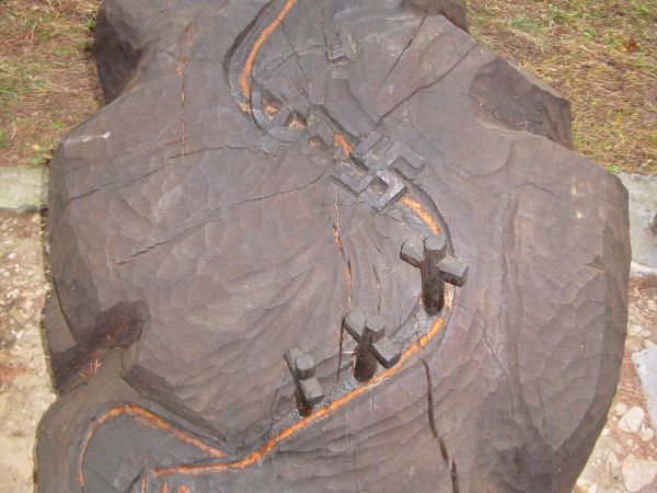 W galerii rzeźby plenerowej "Quo-vadis" Bogusława Iwanowskiego - Karol Wojtyła - na życiowym szlaku - swastyka symbolizuje obóz pracy przymusowej, kamieniołom w