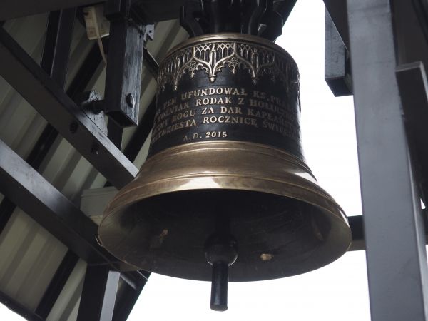 dzwon zawieszony w 2015r. przy świątyni.