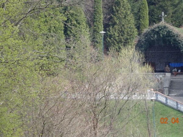 źródełko z kaplicą, przed sygnaturką  po prawej /z czerwonym daszkiem/ ławki dla pielgrzymów, wiernych nawiedzających to miejsce.