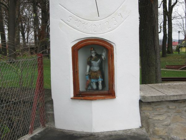 Kapliczka św. Floriana z 1-szej poł. XIX wieku, a na niej gnomon - zegar słoneczny - jedyna taka na Ziemi Sanockiej.