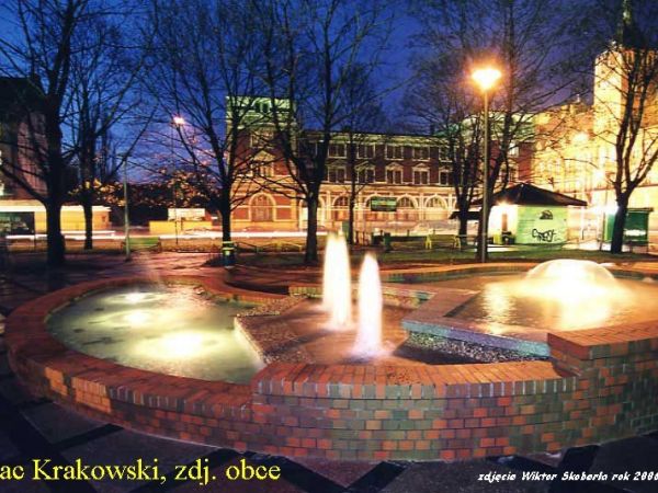 Plac Krakowski wieczorem (miejsce imprez publicznych). Z Autorem były wspólne "fotowyprawy" a publikacje tego kto miał lepsze.