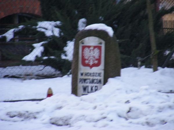 Kamień przy posterunku policji upamiętniający powstanie Wielkopolskie