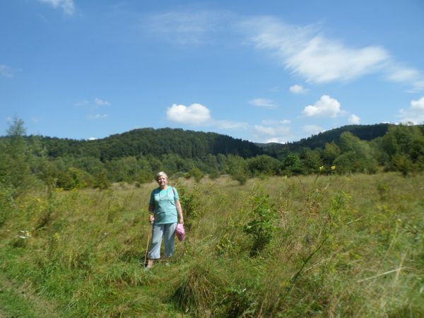 na wierzchowinie powyżej poligonu - czołgowiska, w sąsiedztwie "Osiedla  Chrobrego" - po prawej piękną zalesioną doliną droga przy Potoku Olchowieckim prowadzi