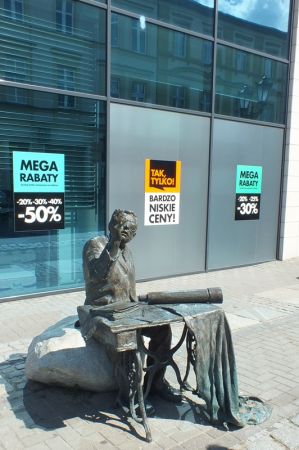 Pomnik Adama Giedrysa krawca - astronoma autorstwa Doroty Dziekiewicz - Pilch. Odsłonięcie nastąpiło 10 października 2009 r.