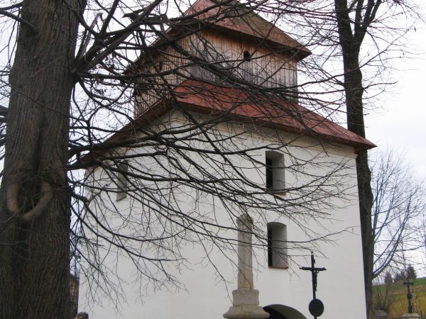 dzwonnica przy kościele oraz fragment cmentarza - nagrobne pomniki. Przy temacie: w Łaskach - przysiółku Tyrawy - znajduje się pole Jojnówka, nazwane tak przez