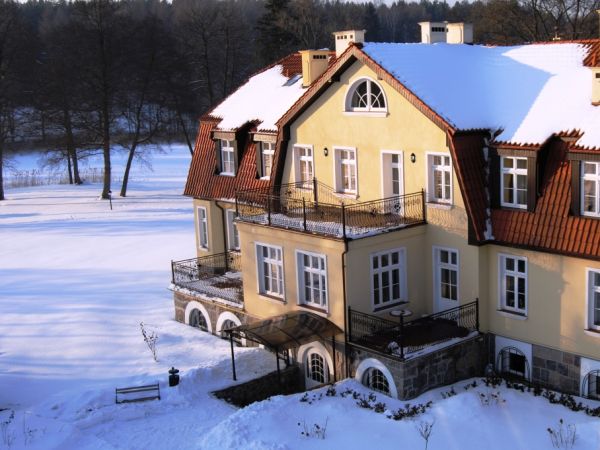 Zimowy widok z okna z Pawilonie Źródlanym Dworu Luboradza