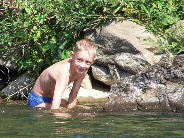 Głębokość Raby w Stanisławicach miejscami umożliwia pływanie