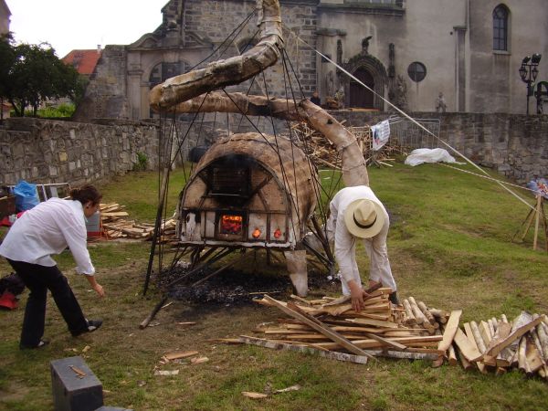 Rynek - skarpa: "Akwarium ognia",pokaz wypalania ceramiki - rozpalanie pieca (Święto Ceramiki VIII 2009)