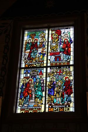 witraż wieloobrazowy - w oknie prezbiterium po prawej.