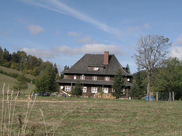 Po godzinnym marszu zielonym szlakiem /pod górkę/ stajemy pod schroniskiem ANDRZEJÓWKA Znakomita pajda chleba ze smalcem na powitanie