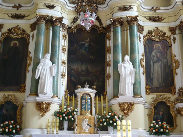 Wnętrze kościoła z lat1779-95r.ołtarz główny Wniebowzięcie 
Najświętszej Marii Panny,obraz z ok.1790r.namalowany przez 
Krzysztofa Bogoria Skotnickiego,opata